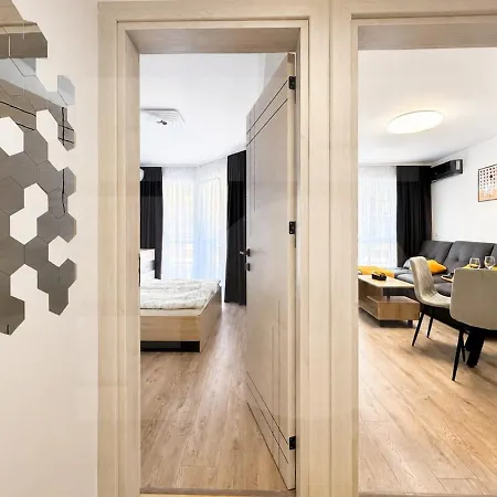 1br Golden Urban Retreat With Parking شقة فارنا