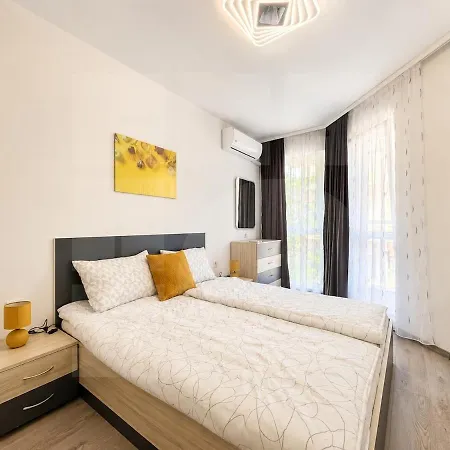 1br Golden Urban Retreat With Parking Varna
