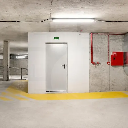 1br Golden Urban Retreat With Parking شقة